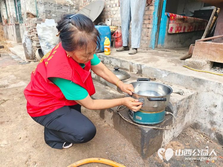 介休市敬老协会志愿者走进义安镇北辛武村入户76岁脑梗低保杨三儿家帮助料理家务 - 第11张 - 山西公益人 介休市敬老协会志愿者走进义安镇北辛武村入户76岁脑梗低保杨三儿家帮助料理家务 - 第11张