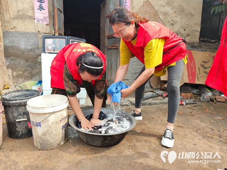 介休市敬老协会志愿者走进义安镇北辛武村入户76岁脑梗低保杨三儿家帮助料理家务 - 第2张 - 山西公益人 介休市敬老协会志愿者走进义安镇北辛武村入户76岁脑梗低保杨三儿家帮助料理家务 - 第2张