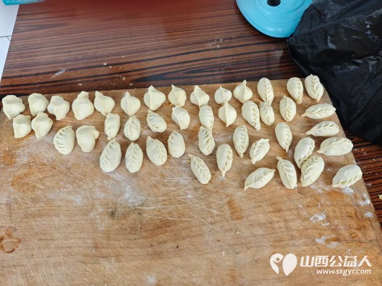 介休市义安镇北辛武村88岁特困老人郭树信家中迎来介休市敬老协会志愿者帮助料理家务 - 第8张 - 山西公益人 介休市义安镇北辛武村88岁特困老人郭树信家中迎来介休市敬老协会志愿者帮助料理家务 - 第8张