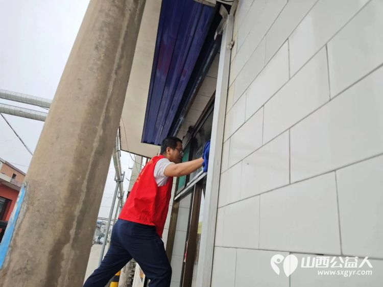 介休市义安镇北辛武村88岁特困老人郭树信家中迎来介休市敬老协会志愿者帮助料理家务 - 第11张 - 山西公益人 介休市义安镇北辛武村88岁特困老人郭树信家中迎来介休市敬老协会志愿者帮助料理家务 - 第11张