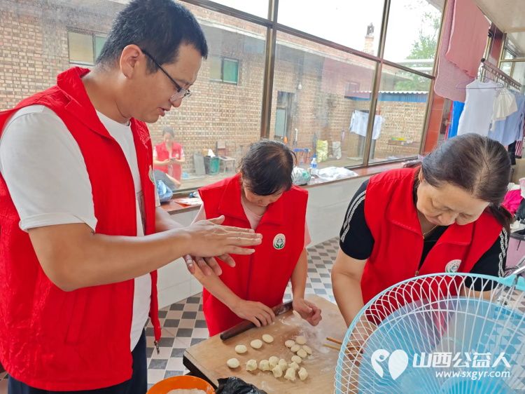 介休市义安镇北辛武村88岁特困老人郭树信家中迎来介休市敬老协会志愿者帮助料理家务 - 第7张 - 山西公益人 介休市义安镇北辛武村88岁特困老人郭树信家中迎来介休市敬老协会志愿者帮助料理家务 - 第7张