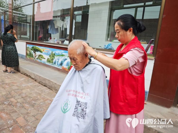 介休市义安镇北辛武村88岁特困老人郭树信家中迎来介休市敬老协会志愿者帮助料理家务 - 第3张 - 山西公益人 介休市义安镇北辛武村88岁特困老人郭树信家中迎来介休市敬老协会志愿者帮助料理家务 - 第3张