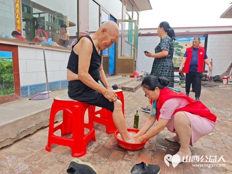 介休市义安镇北辛武村88岁特困老人郭树信家中迎来介休市敬老协会志愿者帮助料理家务 - 第4张 - 山西公益人 介休市义安镇北辛武村88岁特困老人郭树信家中迎来介休市敬老协会志愿者帮助料理家务 - 第4张