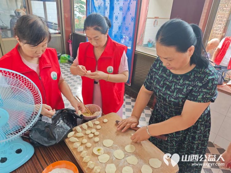 介休市义安镇北辛武村88岁特困老人郭树信家中迎来介休市敬老协会志愿者帮助料理家务 - 第6张 - 山西公益人 介休市义安镇北辛武村88岁特困老人郭树信家中迎来介休市敬老协会志愿者帮助料理家务 - 第6张