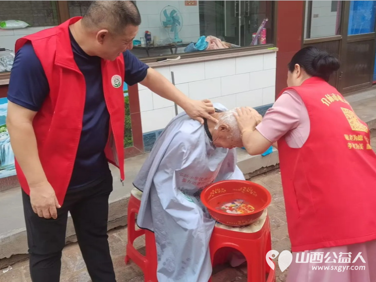 介休市义安镇北辛武村88岁特困老人郭树信家中迎来介休市敬老协会志愿者帮助料理家务 - 第2张 - 山西公益人 介休市义安镇北辛武村88岁特困老人郭树信家中迎来介休市敬老协会志愿者帮助料理家务 - 第2张