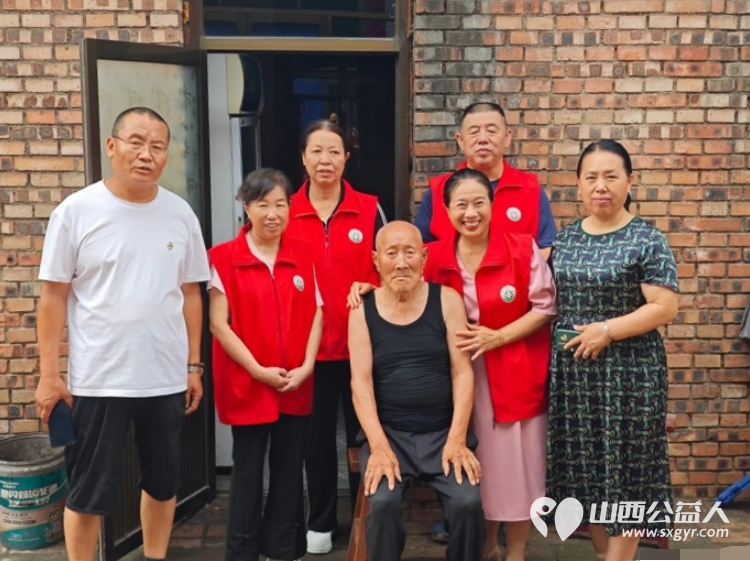 介休市义安镇北辛武村88岁特困老人郭树信家中迎来介休市敬老协会志愿者帮助料理家务 - 第1张 - 山西公益人 介休市义安镇北辛武村88岁特困老人郭树信家中迎来介休市敬老协会志愿者帮助料理家务 - 第1张