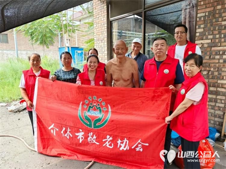 介休市义安镇北辛武村87岁刘兆元家中迎来介休市敬老协会志愿者帮助料理家务 - 第1张 - 山西公益人 介休市义安镇北辛武村87岁刘兆元家中迎来介休市敬老协会志愿者帮助料理家务 - 第1张