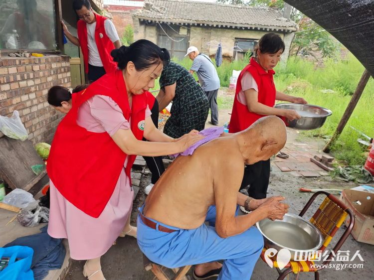 介休市义安镇北辛武村87岁刘兆元家中迎来介休市敬老协会志愿者帮助料理家务 - 第3张 - 山西公益人 介休市义安镇北辛武村87岁刘兆元家中迎来介休市敬老协会志愿者帮助料理家务 - 第3张