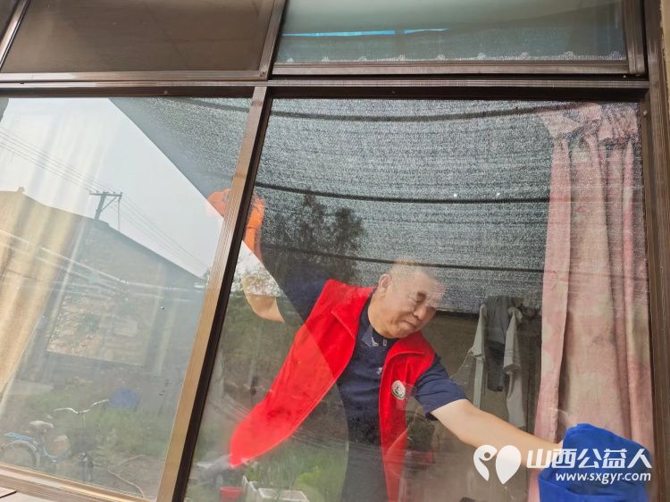 介休市义安镇北辛武村87岁刘兆元家中迎来介休市敬老协会志愿者帮助料理家务 - 第11张 - 山西公益人 介休市义安镇北辛武村87岁刘兆元家中迎来介休市敬老协会志愿者帮助料理家务 - 第11张