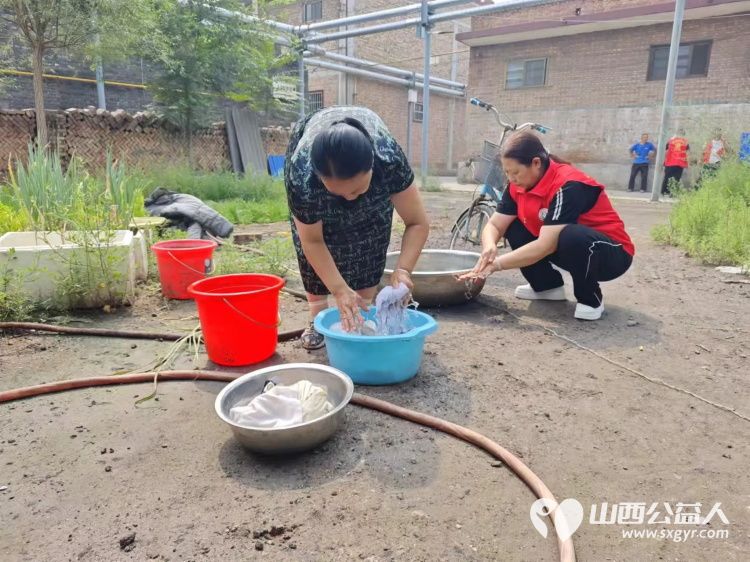 介休市义安镇北辛武村87岁刘兆元家中迎来介休市敬老协会志愿者帮助料理家务 - 第6张 - 山西公益人 介休市义安镇北辛武村87岁刘兆元家中迎来介休市敬老协会志愿者帮助料理家务 - 第6张