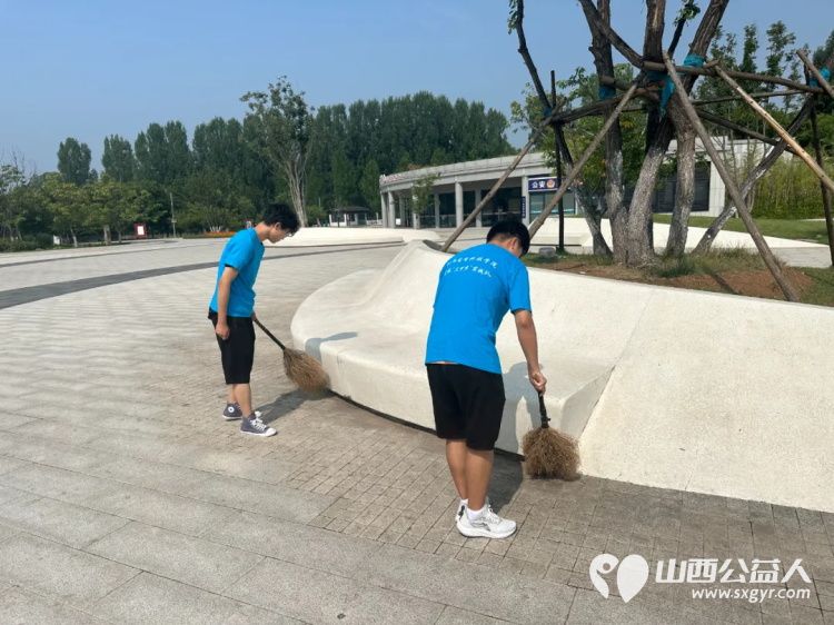 正能量公益山西应用科技学院团队组织共建大美长治共享绿色未来三下乡社会实践活动在漳泽湖国家湿地公园清理卫生 - 第3张