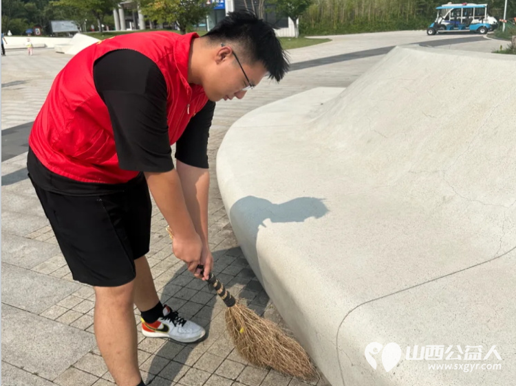 正能量公益山西应用科技学院团队组织共建大美长治共享绿色未来三下乡社会实践活动在漳泽湖国家湿地公园清理卫生 - 第5张