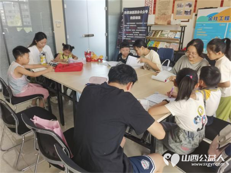 青心陪伴益童成长 太原市乾泽园社区组织的大学生志愿者参与的暑期夏令营志愿服务活动为孩子们营造了充满关爱和乐趣的成长环境 - 第4张