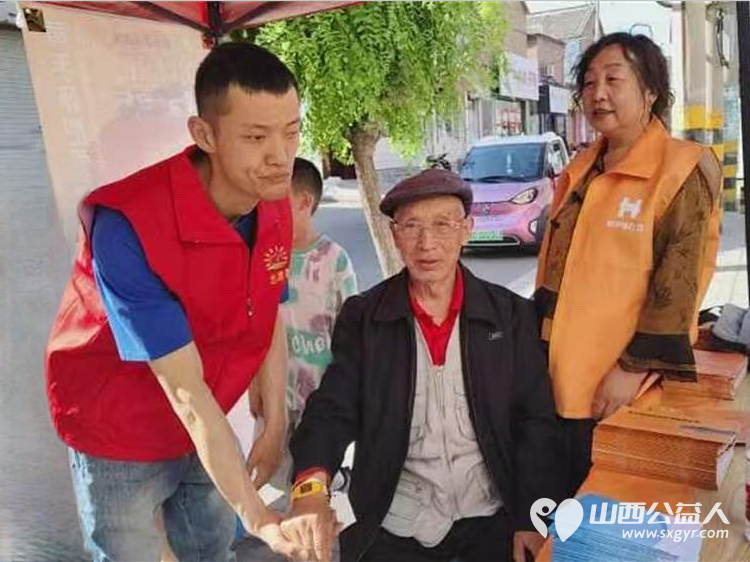 长治市阳光困境儿童帮扶协会在长治市各社区街道开展用爱让你回家免费为老年人发放微信手环60只 - 第8张 - 山西公益人 长治市阳光困境儿童帮扶协会在长治市各社区街道开展用爱让你回家免费为老年人发放微信手环60只 - 第8张