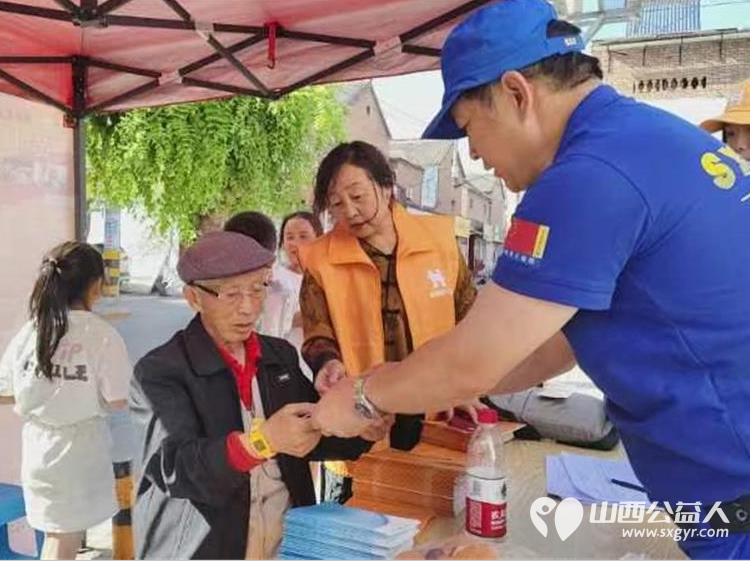 长治市阳光困境儿童帮扶协会在长治市各社区街道开展用爱让你回家免费为老年人发放微信手环60只 - 第9张 - 山西公益人 长治市阳光困境儿童帮扶协会在长治市各社区街道开展用爱让你回家免费为老年人发放微信手环60只 - 第9张
