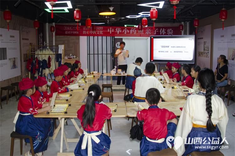 小店区营盘街道南内环街二社区开展我是中华小药童暑期研学活动孩子们学中医知识制作大山楂丸 - 第3张 - 山西公益人 小店区营盘街道南内环街二社区开展我是中华小药童暑期研学活动孩子们学中医知识制作大山楂丸 - 第3张