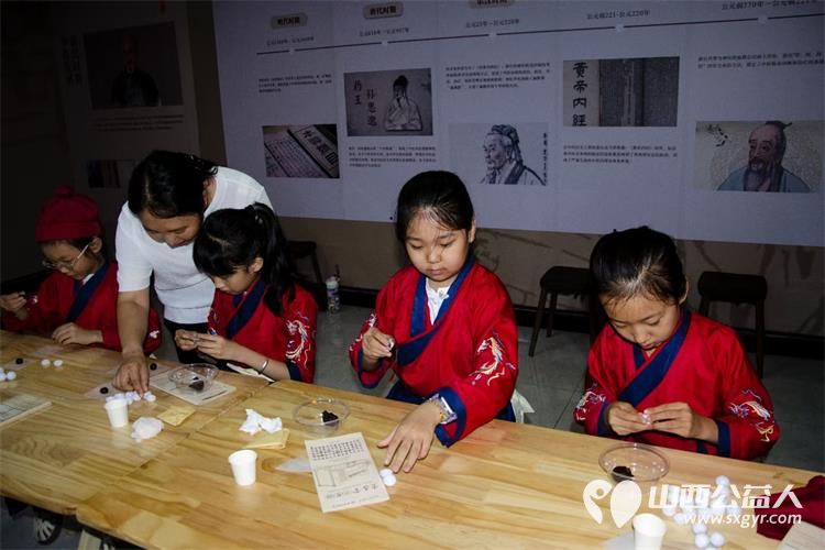 小店区营盘街道南内环街二社区开展我是中华小药童暑期研学活动孩子们学中医知识制作大山楂丸 - 第7张 - 山西公益人 小店区营盘街道南内环街二社区开展我是中华小药童暑期研学活动孩子们学中医知识制作大山楂丸 - 第7张