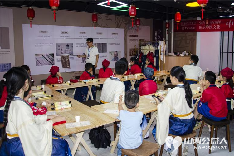 小店区营盘街道南内环街二社区开展我是中华小药童暑期研学活动孩子们学中医知识制作大山楂丸 - 第2张 - 山西公益人 小店区营盘街道南内环街二社区开展我是中华小药童暑期研学活动孩子们学中医知识制作大山楂丸 - 第2张