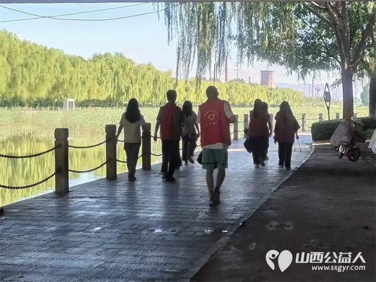 文水县爱心帮扶志愿者协会组织大学生志愿者开展新时代文明实践活动保护文峪河清理环境卫生 - 第12张