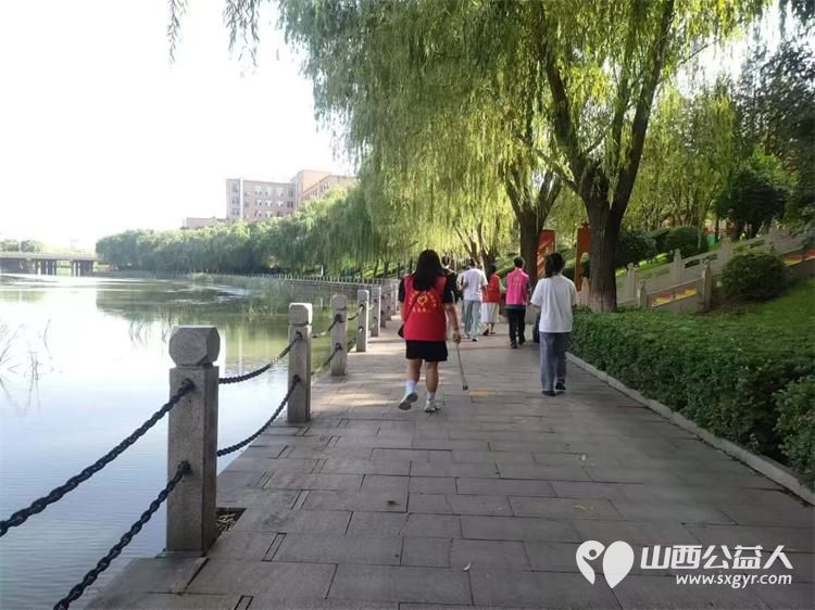 文水县爱心帮扶志愿者协会组织大学生志愿者开展新时代文明实践活动保护文峪河清理环境卫生 - 第13张