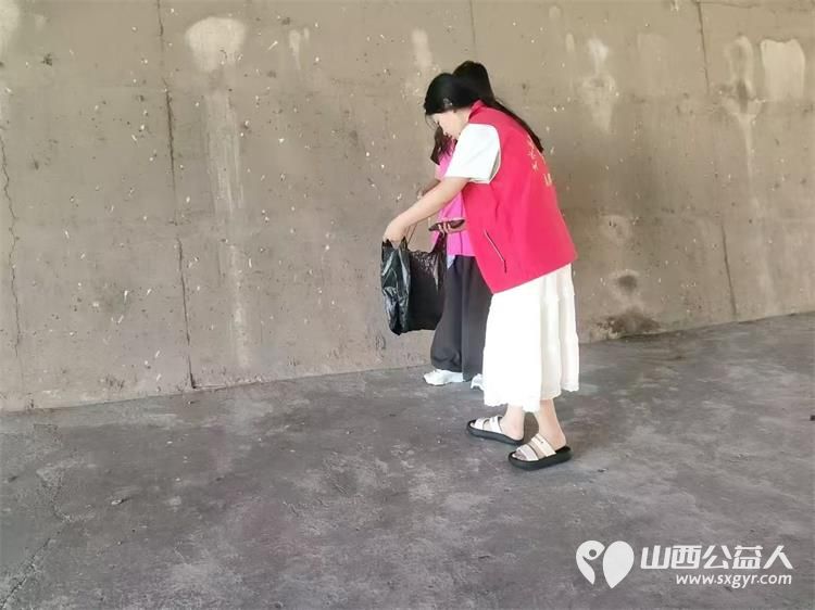 文水县爱心帮扶志愿者协会组织大学生志愿者开展新时代文明实践活动保护文峪河清理环境卫生 - 第17张