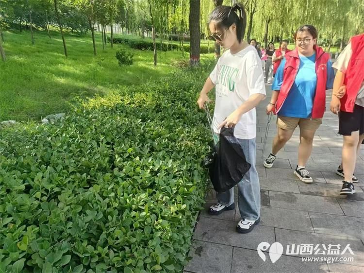 文水县爱心帮扶志愿者协会组织大学生志愿者开展新时代文明实践活动保护文峪河清理环境卫生 - 第21张