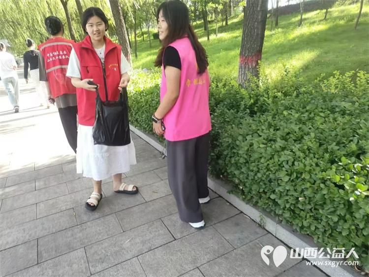 文水县爱心帮扶志愿者协会组织大学生志愿者开展新时代文明实践活动保护文峪河清理环境卫生 - 第15张