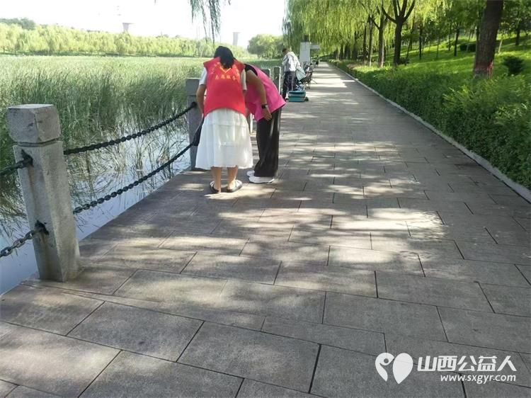 文水县爱心帮扶志愿者协会组织大学生志愿者开展新时代文明实践活动保护文峪河清理环境卫生 - 第14张