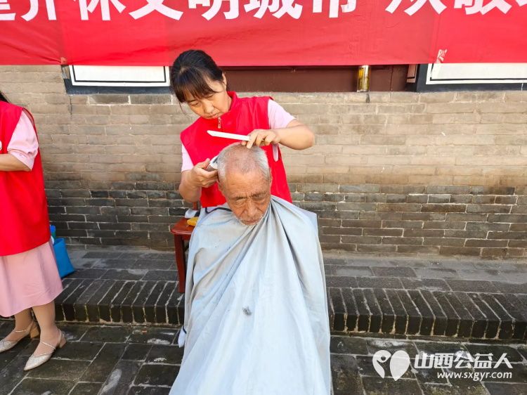 8月10日介休市敬老协会敬老爱老助老活动在张兰镇旧新堡村举行为老人们免费理发义诊 - 第28张 - 山西公益人 8月10日介休市敬老协会敬老爱老助老活动在张兰镇旧新堡村举行为老人们免费理发义诊 - 第28张