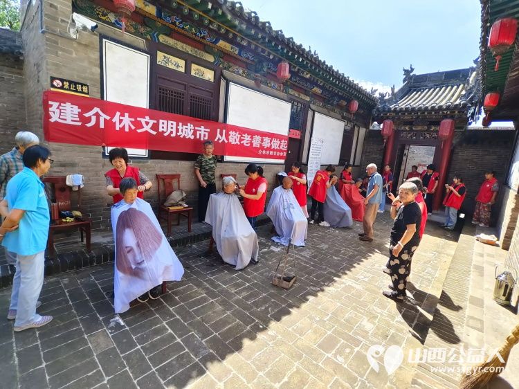 8月10日介休市敬老协会敬老爱老助老活动在张兰镇旧新堡村举行为老人们免费理发义诊 - 第4张 - 山西公益人 8月10日介休市敬老协会敬老爱老助老活动在张兰镇旧新堡村举行为老人们免费理发义诊 - 第4张