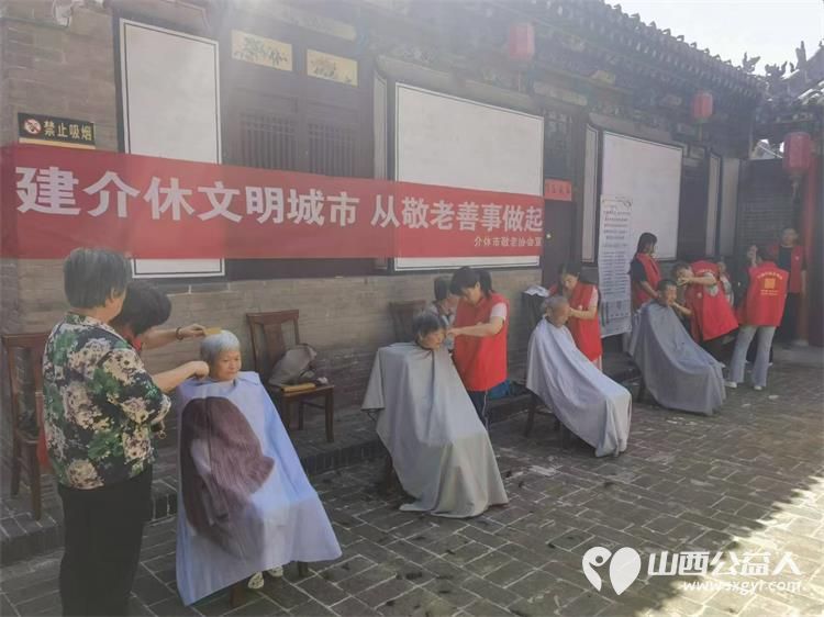 8月10日介休市敬老协会敬老爱老助老活动在张兰镇旧新堡村举行为老人们免费理发义诊 - 第3张 - 山西公益人 8月10日介休市敬老协会敬老爱老助老活动在张兰镇旧新堡村举行为老人们免费理发义诊 - 第3张