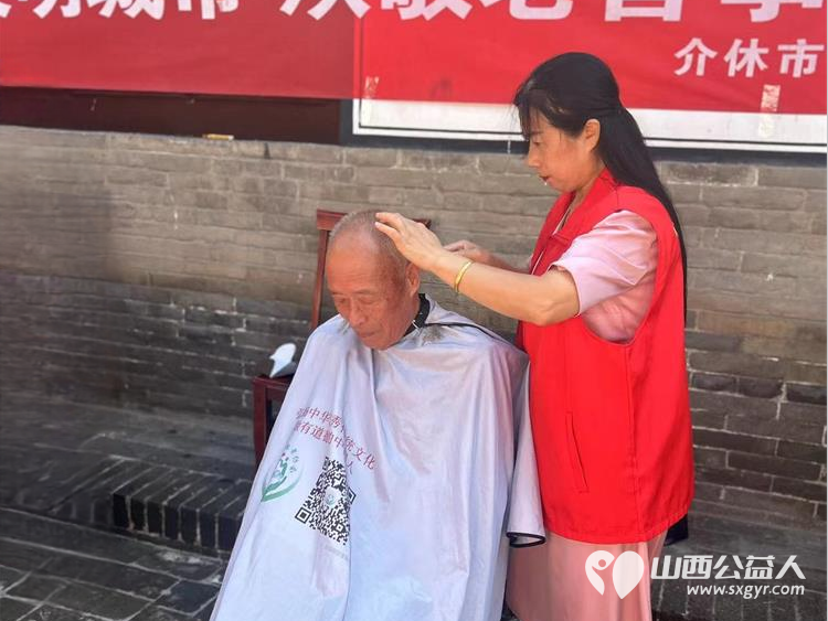 8月10日介休市敬老协会敬老爱老助老活动在张兰镇旧新堡村举行为老人们免费理发义诊 - 第20张 - 山西公益人 8月10日介休市敬老协会敬老爱老助老活动在张兰镇旧新堡村举行为老人们免费理发义诊 - 第20张