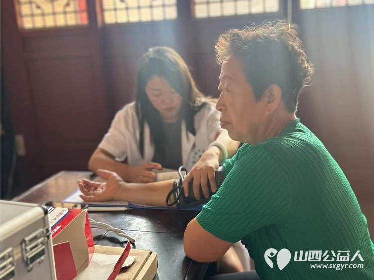 8月10日介休市敬老协会敬老爱老助老活动在张兰镇旧新堡村举行为老人们免费理发义诊 - 第14张 - 山西公益人 8月10日介休市敬老协会敬老爱老助老活动在张兰镇旧新堡村举行为老人们免费理发义诊 - 第14张