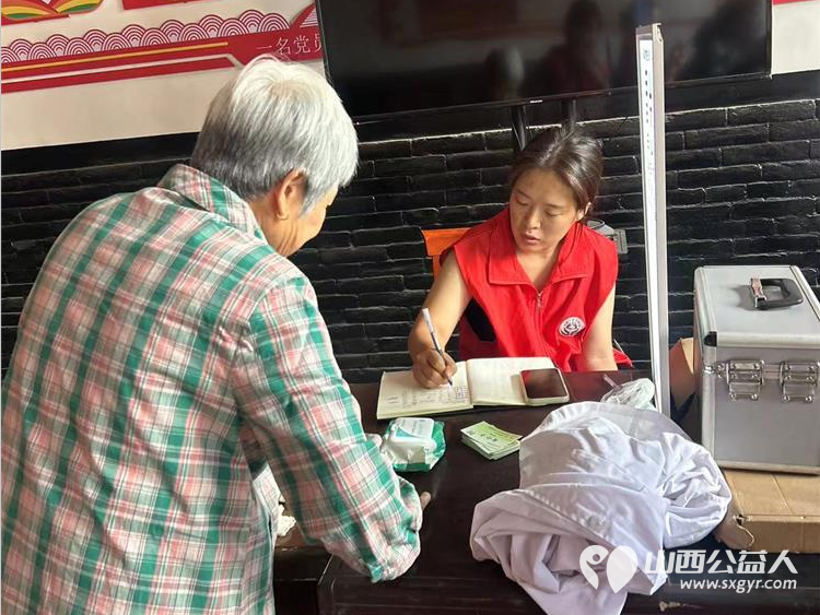 8月10日介休市敬老协会敬老爱老助老活动在张兰镇旧新堡村举行为老人们免费理发义诊 - 第13张 - 山西公益人 8月10日介休市敬老协会敬老爱老助老活动在张兰镇旧新堡村举行为老人们免费理发义诊 - 第13张