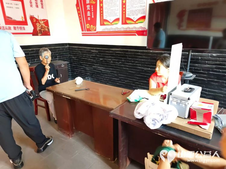 8月10日介休市敬老协会敬老爱老助老活动在张兰镇旧新堡村举行为老人们免费理发义诊 - 第15张 - 山西公益人 8月10日介休市敬老协会敬老爱老助老活动在张兰镇旧新堡村举行为老人们免费理发义诊 - 第15张