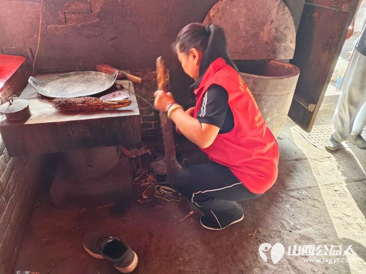 介休市张兰镇旧新堡村91岁特困老人侯怀钰家中迎来介休市敬老协会敬老爱老助老志愿者 - 第13张 - 山西公益人 介休市张兰镇旧新堡村91岁特困老人侯怀钰家中迎来介休市敬老协会敬老爱老助老志愿者 - 第13张