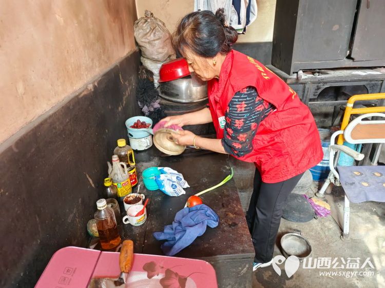 介休市张兰镇旧新堡村91岁特困老人侯怀钰家中迎来介休市敬老协会敬老爱老助老志愿者 - 第15张 - 山西公益人 介休市张兰镇旧新堡村91岁特困老人侯怀钰家中迎来介休市敬老协会敬老爱老助老志愿者 - 第15张