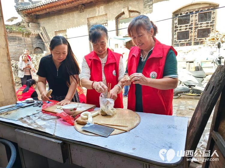 介休市张兰镇旧新堡村91岁特困老人侯怀钰家中迎来介休市敬老协会敬老爱老助老志愿者 - 第9张 - 山西公益人 介休市张兰镇旧新堡村91岁特困老人侯怀钰家中迎来介休市敬老协会敬老爱老助老志愿者 - 第9张