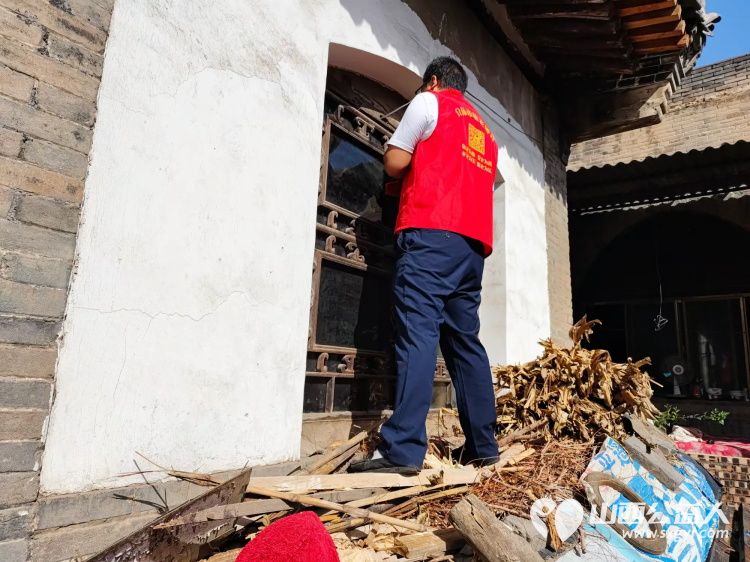 介休市张兰镇旧新堡村91岁特困老人侯怀钰家中迎来介休市敬老协会敬老爱老助老志愿者 - 第5张 - 山西公益人 介休市张兰镇旧新堡村91岁特困老人侯怀钰家中迎来介休市敬老协会敬老爱老助老志愿者 - 第5张