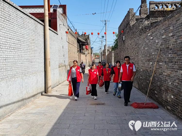 介休市张兰镇旧新堡村91岁特困老人侯怀钰家中迎来介休市敬老协会敬老爱老助老志愿者 - 第2张 - 山西公益人 介休市张兰镇旧新堡村91岁特困老人侯怀钰家中迎来介休市敬老协会敬老爱老助老志愿者 - 第2张
