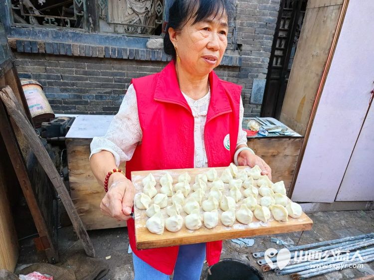 介休市张兰镇旧新堡村91岁特困老人侯怀钰家中迎来介休市敬老协会敬老爱老助老志愿者 - 第8张 - 山西公益人 介休市张兰镇旧新堡村91岁特困老人侯怀钰家中迎来介休市敬老协会敬老爱老助老志愿者 - 第8张