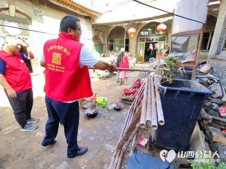 介休市张兰镇旧新堡村91岁特困老人侯怀钰家中迎来介休市敬老协会敬老爱老助老志愿者 - 第6张 - 山西公益人 介休市张兰镇旧新堡村91岁特困老人侯怀钰家中迎来介休市敬老协会敬老爱老助老志愿者 - 第6张