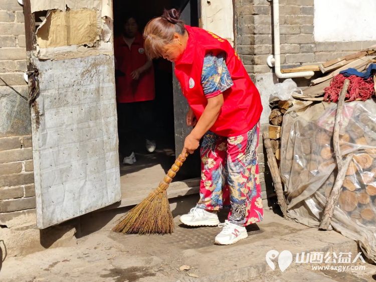 介休市张兰镇旧新堡村91岁特困老人侯怀钰家中迎来介休市敬老协会敬老爱老助老志愿者 - 第7张 - 山西公益人 介休市张兰镇旧新堡村91岁特困老人侯怀钰家中迎来介休市敬老协会敬老爱老助老志愿者 - 第7张