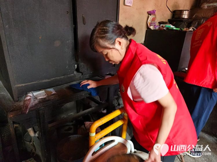 介休市张兰镇旧新堡村91岁特困老人侯怀钰家中迎来介休市敬老协会敬老爱老助老志愿者 - 第11张 - 山西公益人 介休市张兰镇旧新堡村91岁特困老人侯怀钰家中迎来介休市敬老协会敬老爱老助老志愿者 - 第11张