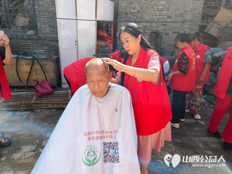 介休市张兰镇旧新堡村91岁特困老人侯怀钰家中迎来介休市敬老协会敬老爱老助老志愿者 - 第3张 - 山西公益人 介休市张兰镇旧新堡村91岁特困老人侯怀钰家中迎来介休市敬老协会敬老爱老助老志愿者 - 第3张