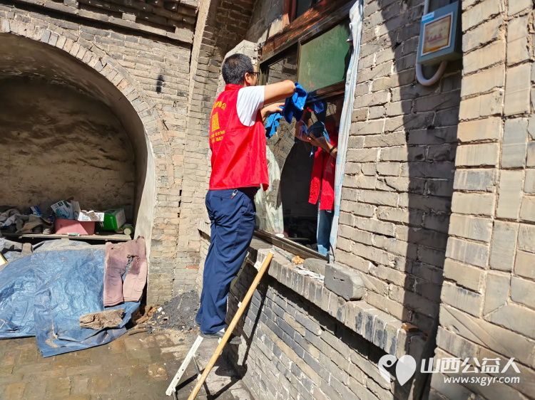 介休市张兰镇旧新堡村85岁特困老人张学祥家中迎来介休市敬老协会敬老爱老助老志愿者 - 第11张 - 山西公益人 介休市张兰镇旧新堡村85岁特困老人张学祥家中迎来介休市敬老协会敬老爱老助老志愿者 - 第11张