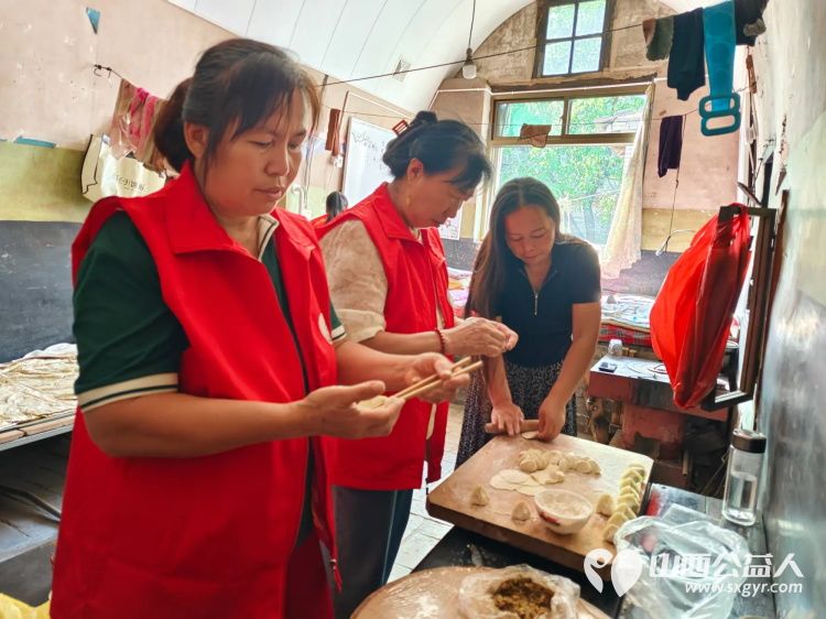 介休市张兰镇旧新堡村85岁特困老人张学祥家中迎来介休市敬老协会敬老爱老助老志愿者 - 第14张 - 山西公益人 介休市张兰镇旧新堡村85岁特困老人张学祥家中迎来介休市敬老协会敬老爱老助老志愿者 - 第14张