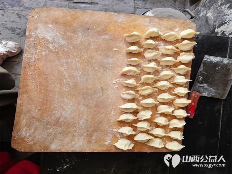 介休市张兰镇旧新堡村85岁特困老人张学祥家中迎来介休市敬老协会敬老爱老助老志愿者 - 第15张 - 山西公益人 介休市张兰镇旧新堡村85岁特困老人张学祥家中迎来介休市敬老协会敬老爱老助老志愿者 - 第15张