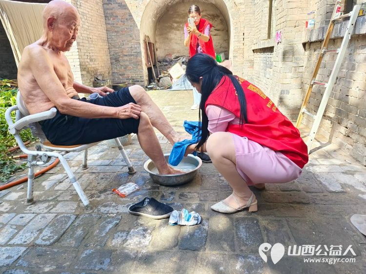 介休市张兰镇旧新堡村85岁特困老人张学祥家中迎来介休市敬老协会敬老爱老助老志愿者 - 第6张 - 山西公益人 介休市张兰镇旧新堡村85岁特困老人张学祥家中迎来介休市敬老协会敬老爱老助老志愿者 - 第6张