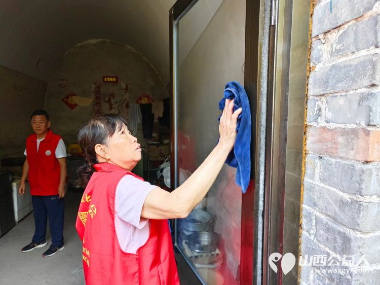 介休市张兰镇旧新堡村85岁特困老人张学祥家中迎来介休市敬老协会敬老爱老助老志愿者 - 第10张 - 山西公益人 介休市张兰镇旧新堡村85岁特困老人张学祥家中迎来介休市敬老协会敬老爱老助老志愿者 - 第10张